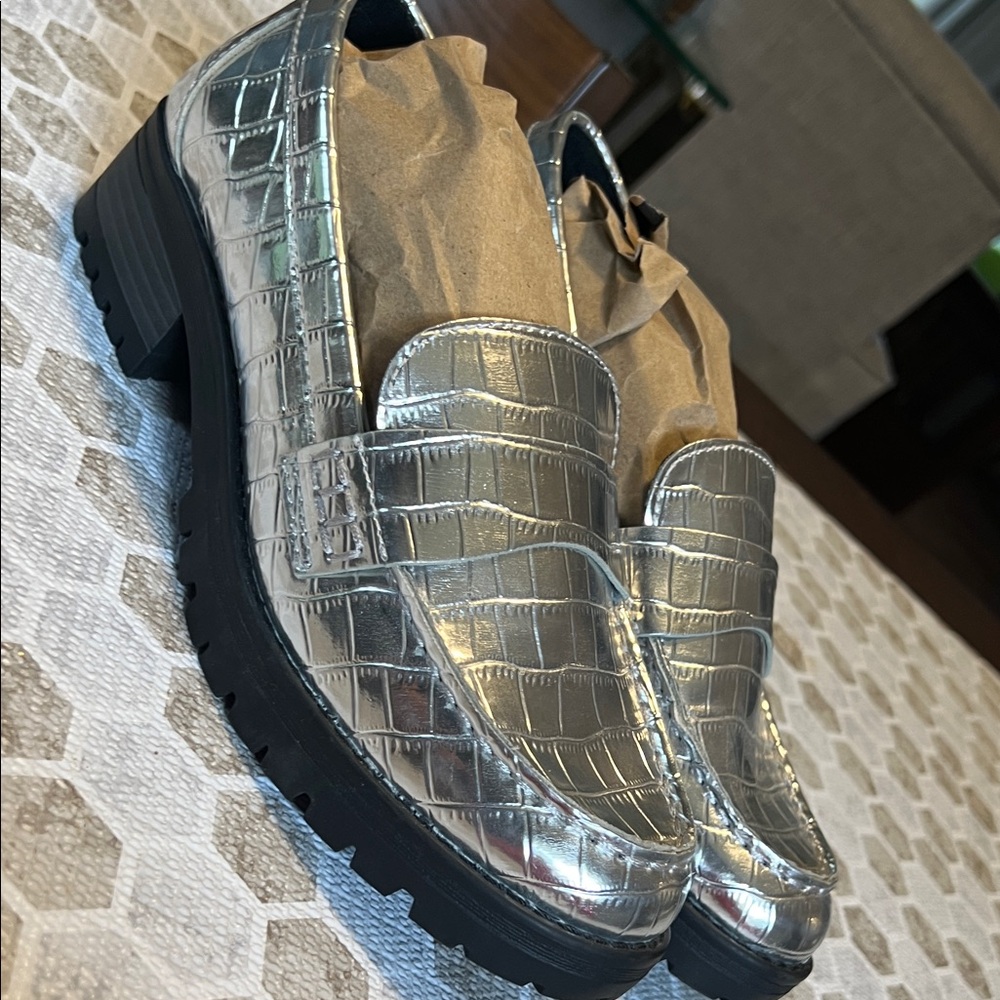 Women’s Metallic Silver Croc-Embossed Loafers, size 8, nwot